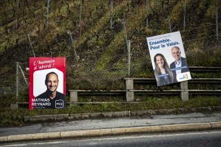 Des affiches pour l'élection du Conseil d'Etat du canton du Valais avec le candidat socialiste Mathias Reynard et les candidats du parti Le Centre, Franziska Biner et Christophe Darbellay